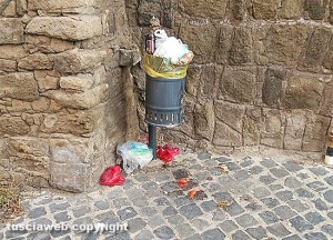 Viterbo - Pianoscarano - Cestini stracolmi di rifiuti