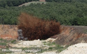 Bomba Orte - Il momento dell'esplosione in sicurezza in una cava