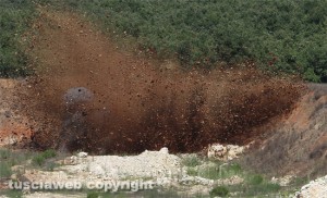 Bomba Orte - Il momento dell'esplosione in sicurezza in una cava