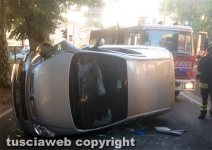 Viterbo - Auto si ribalta in via Santa Maria in Gradi