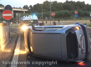 Viterbo - Auto si ribalta allo svincolo di strada Bagni
