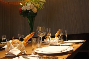 La tavola apparecchiata di un ristorante