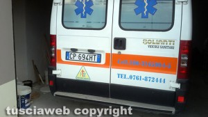 Marta - L'ambulanza in una specie di rimessa per gli attrezzi
