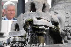 Viterbo - Fontana grande deturpata e nel riquadro il sindaco Leonardo Michelini