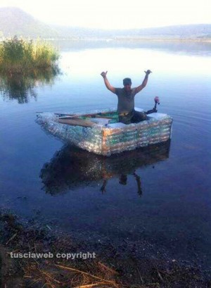 Ronciglione - La barca realizzata con le bottiglie di plasticaRonciglione - La barca realizzata con le bottiglie di plastica