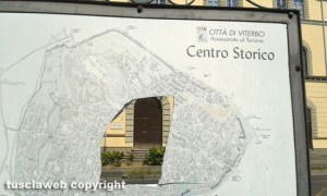 Viterbo - Piazza della Rocca - La mappa della città rotta