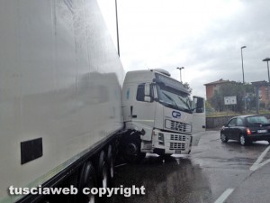 Autotreno di traverso sulla Cassia nord