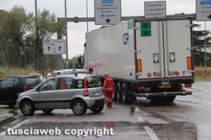 Autotreno di traverso sulla Cassia nord