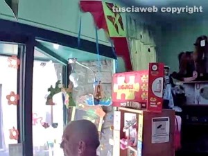 Viterbo - L'uomo ripreso dalle videocamere del negozio