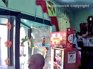 Viterbo - L'uomo ripreso dalle videocamere del negozio