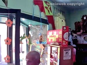 Viterbo - L'uomo ripreso dalle videocamere del negozio