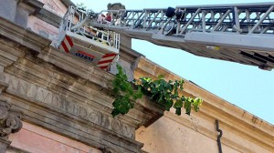 L'intervento dei vigili del fuoco a piazza Fontana grande