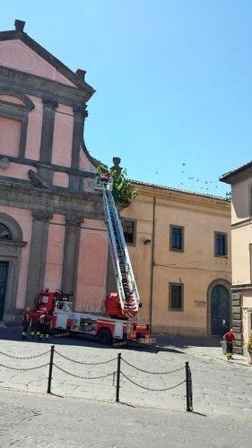 L'intervento dei vigili del fuoco a piazza Fontana grande