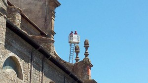 L'intervento dei vigili del fuoco a piazza Fontana grande