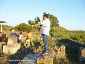 Tarquinia - Il professor Fiorini illustra il sito di Gravisca