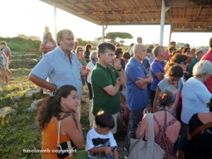 Tarquinia - Gravisca - Il pubblico ascolta il professor Fiorini 