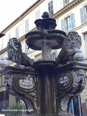 Viterbo - Piazza delle Erbe - La melma nella fontana