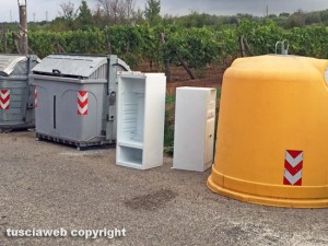 Viterbo - Frigoriferi abbandonati in strada Freddano