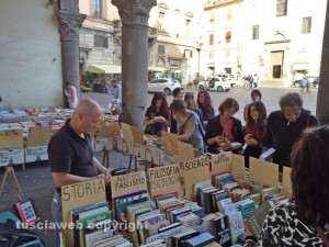 Viterbo - La gente al mercatino