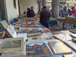 Viterbo - La gente al mercatino 
