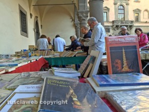 Viterbo - La gente al mercatino 