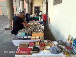 Viterbo - La gente al mercatino 