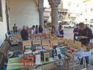 Viterbo - La gente al mercatino 