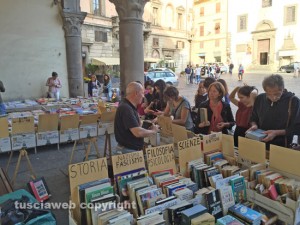 Viterbo - La gente al mercatino 