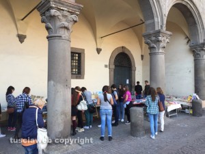 Viterbo - La gente al mercatino 