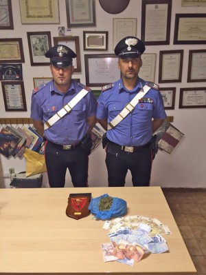 Orte - La droga e il denaro sequestrati dai carabinieri
