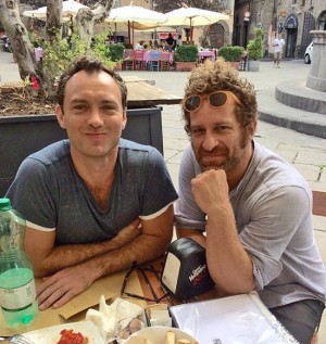 Jude Law  e Davide Dormino a piazza del Gesù