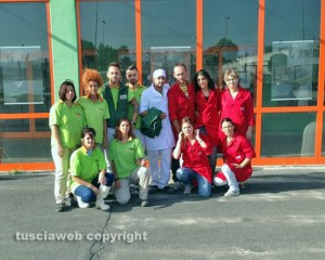 Tarquinia - I lavoratori con divise Ingrande e Coop