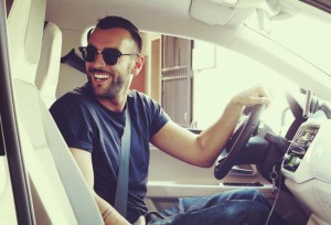 Marco Mengoni a bordo della sua utilitaria