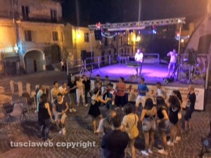 Tessennano - I ragazzi del centro ballano in piazza per la festa patronale 