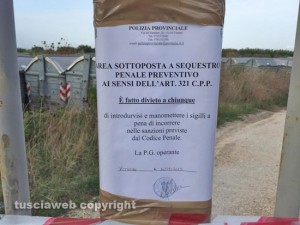 Viterbo - Il cartello di sequestro fuori i cancelli dell'ecocentro alla Volpara