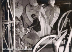 1973 - Luigi Zucchi dentro la ex chiesa della Pace mentre modella il quinto gruppo di angeli