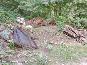 Capranica - Discarica a cielo aperto in zona Formelluzzo