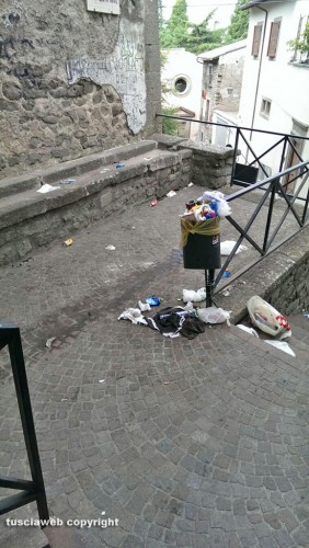 Viterbo - Via del Ganfione - Immondizia dopo il trasporto della macchina di santa Rosa