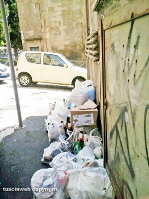 Viterbo - Rifiuti a piazza dei Caduti