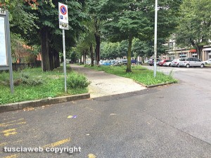 Viterbo - Stazione di Porta Fiorentina - Macchine parcheggiate sulle aiuole