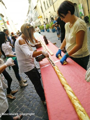 Capranica - Una baguette di 102 metri ripiena di cioccolata alla nocciola