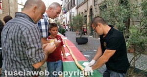 Capranica - Una baguette di 102 metri ripiena di cioccolata alla nocciola