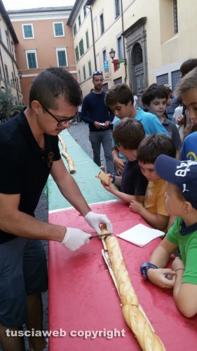 Capranica - Una baguette di 102 metri ripiena di cioccolata alla nocciola