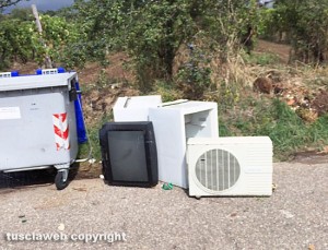 Viterbo - Strada Freddano - Tv e condizionatori lasciati a terra