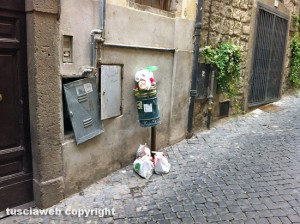 Viterbo - Via del Giglio - Cestino stracolmo