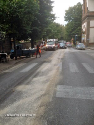 Viterbo - Olio sulla carreggiata in Viale Trieste