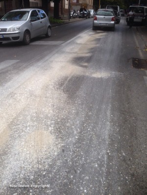 Viterbo - Olio sulla carreggiata in Viale Trieste