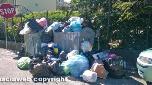 Vetralla - Cassonetti stracolmi di rifiuti