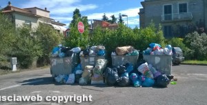 Vetralla - Cassonetti stracolmi di rifiuti