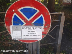 Viterbo - La Quercia - Il cartello di divieto